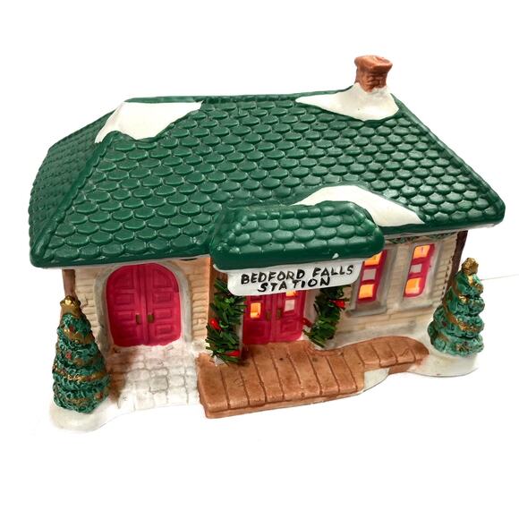 Bedford Falls Train Station Illuminated Hand painted indoor Christmas display - Picture 5 of 9